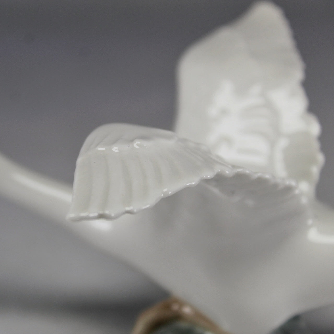 Lladró White Porcelain Goose Taking Flight Artist-Signed Figurine
