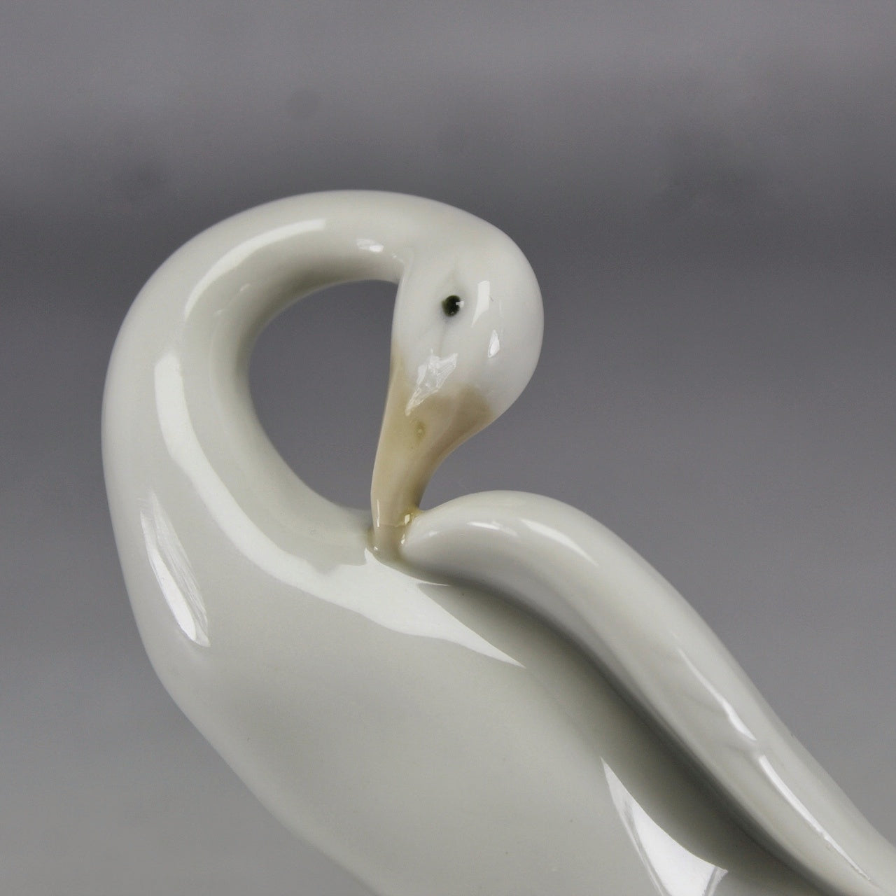 Lladró White Porcelain Goose Preening Artist-Signed Figurine