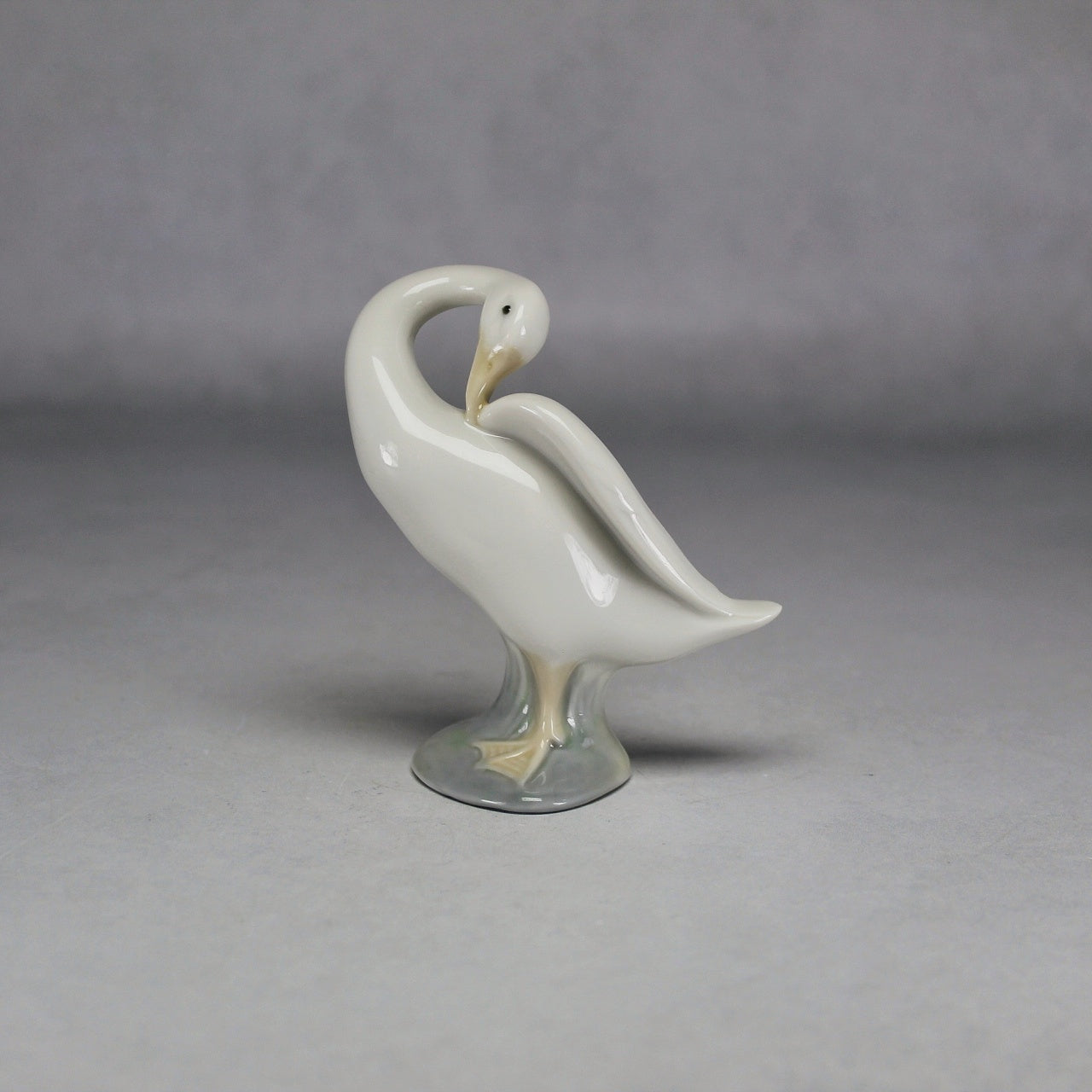 Lladró White Porcelain Goose Preening Artist-Signed Figurine