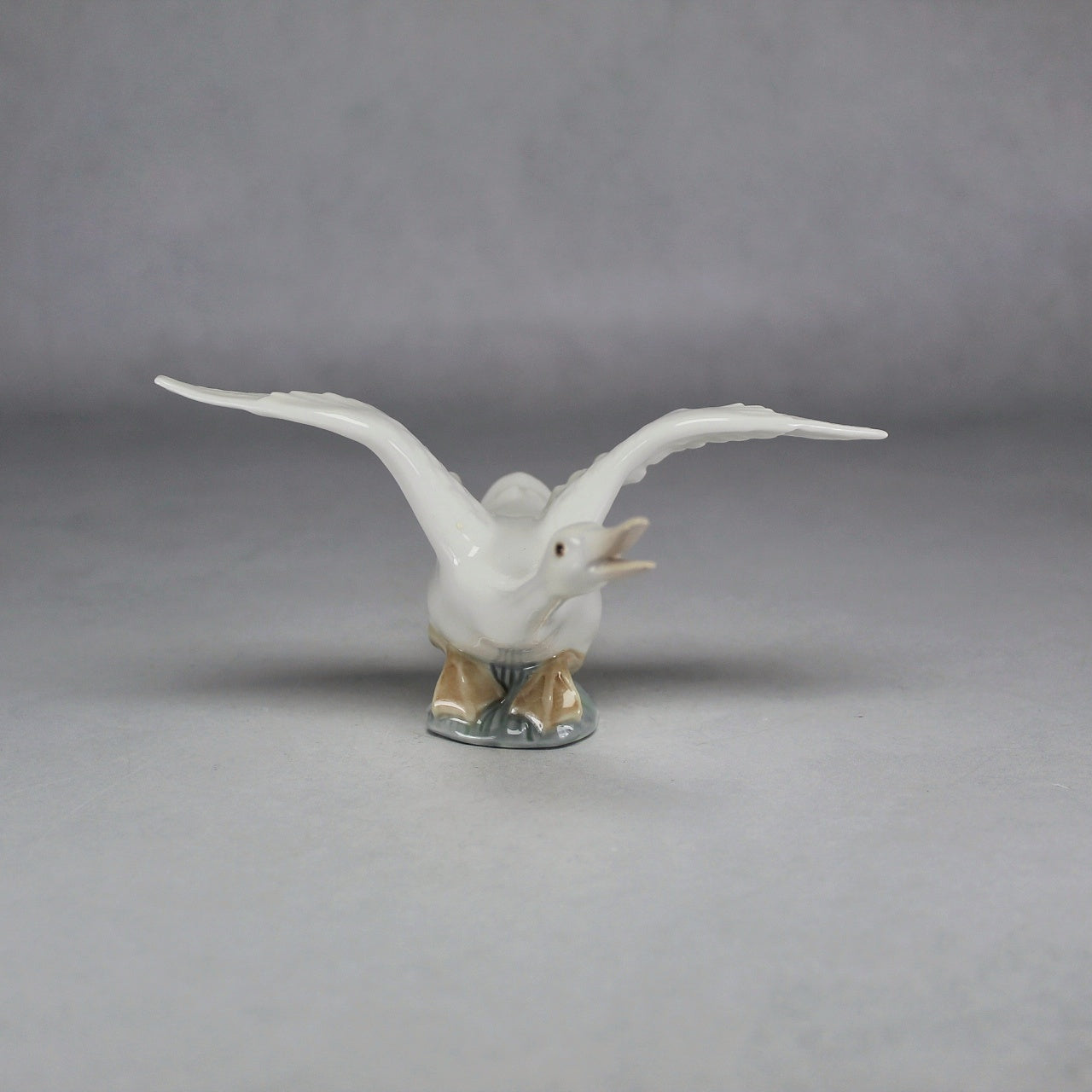 Lladró White Porcelain Goose Taking Flight Artist-Signed Figurine