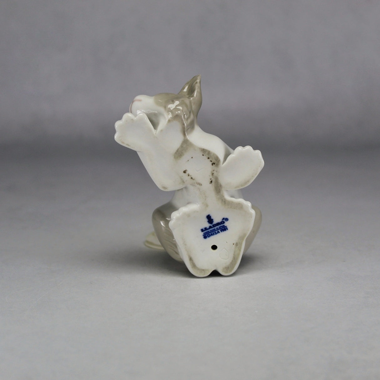 Lladró Sandy and White Crouching Cat Tail Up Porcelain Figurine