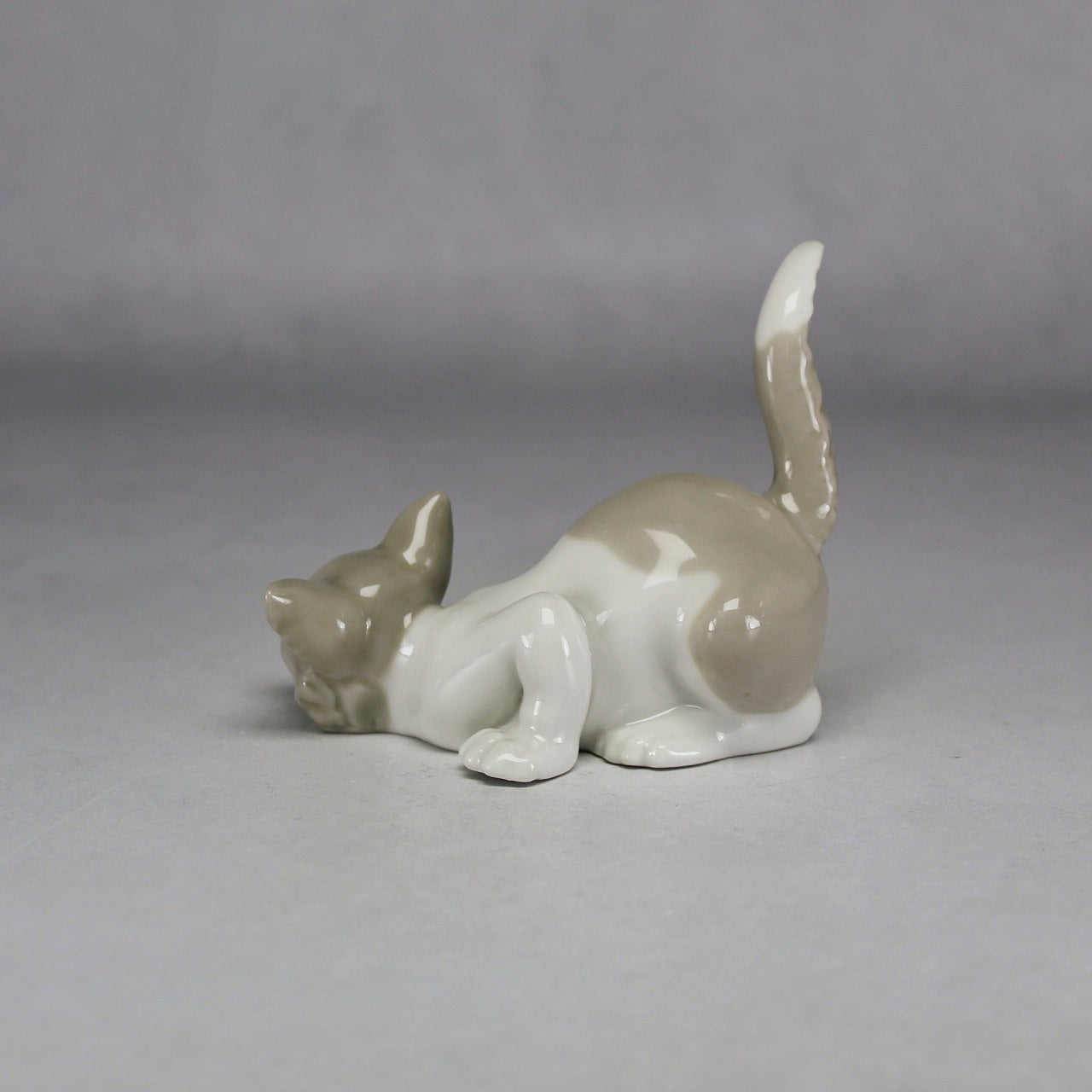 Lladró Sandy and White Crouching Cat Tail Up Porcelain Figurine