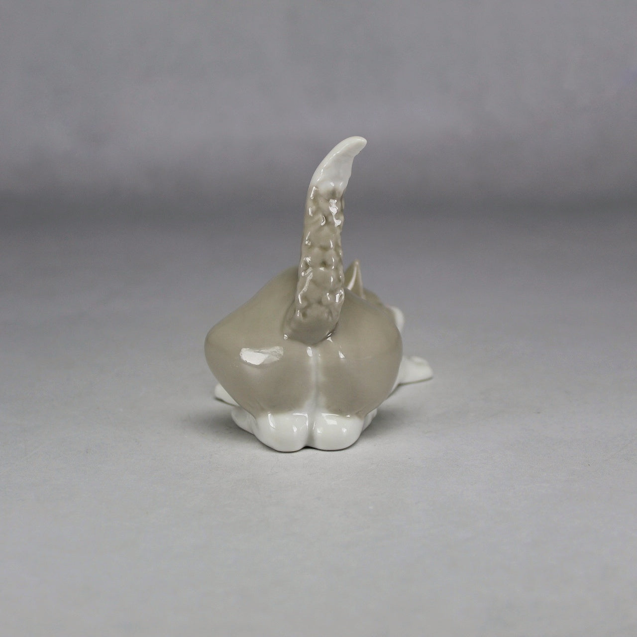Lladró Sandy and White Crouching Cat Tail Up Porcelain Figurine