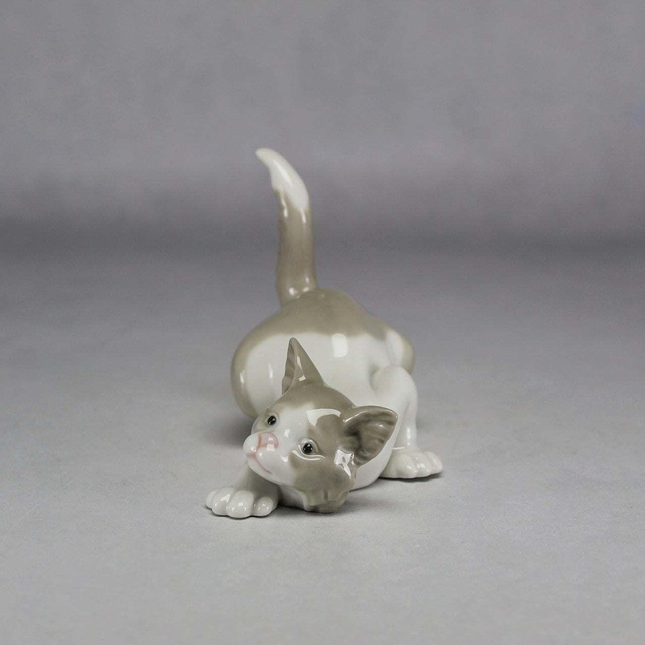 Lladró Sandy and White Crouching Cat Tail Up Porcelain Figurine