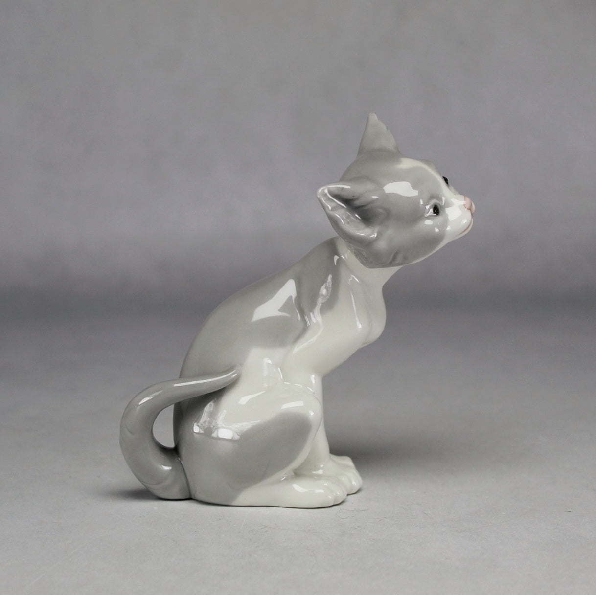 Lladró Grey and White Inquisitive Seated Cat Porcelain Figurine