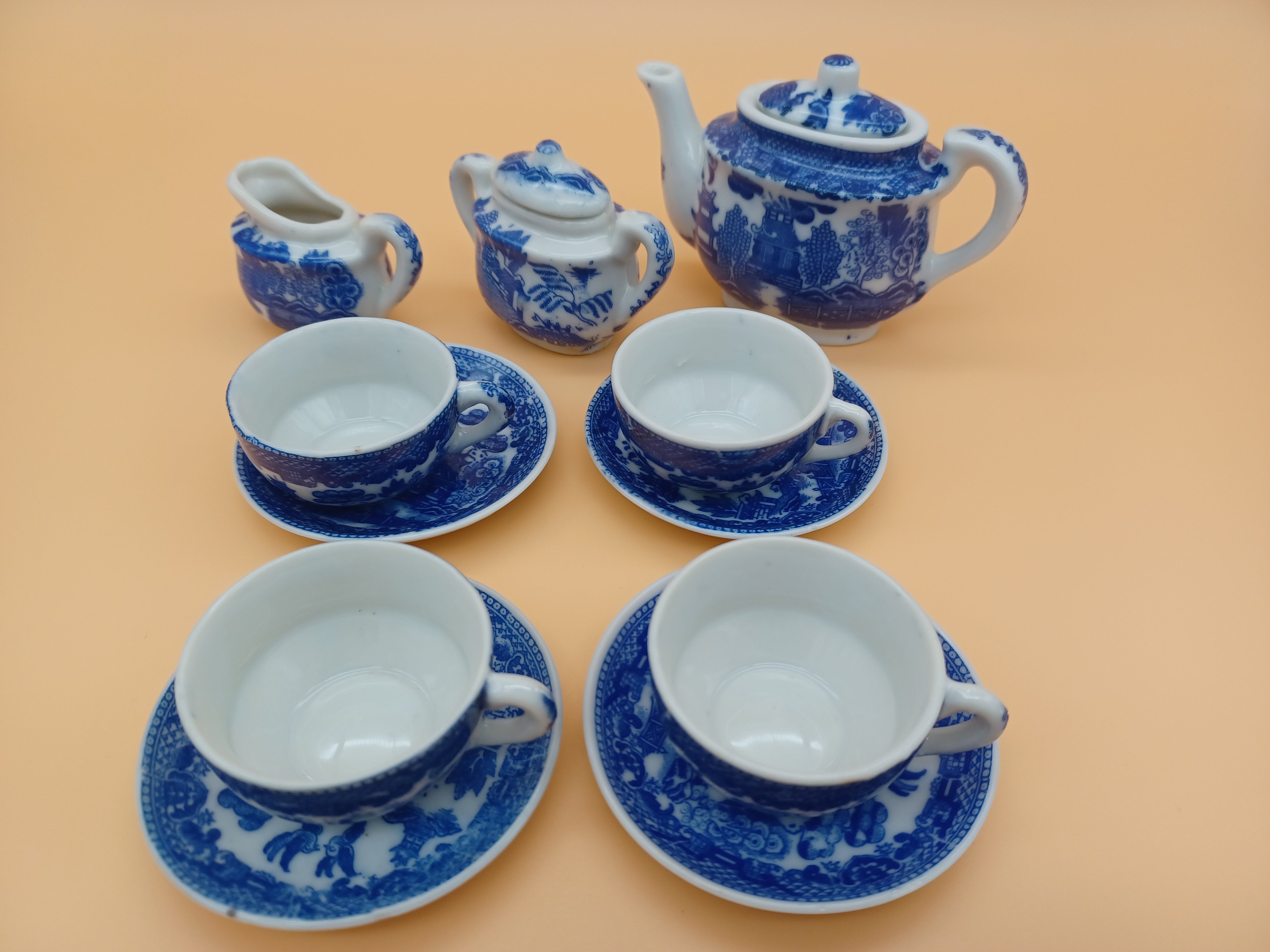 Vintage Collectable mini teapots set