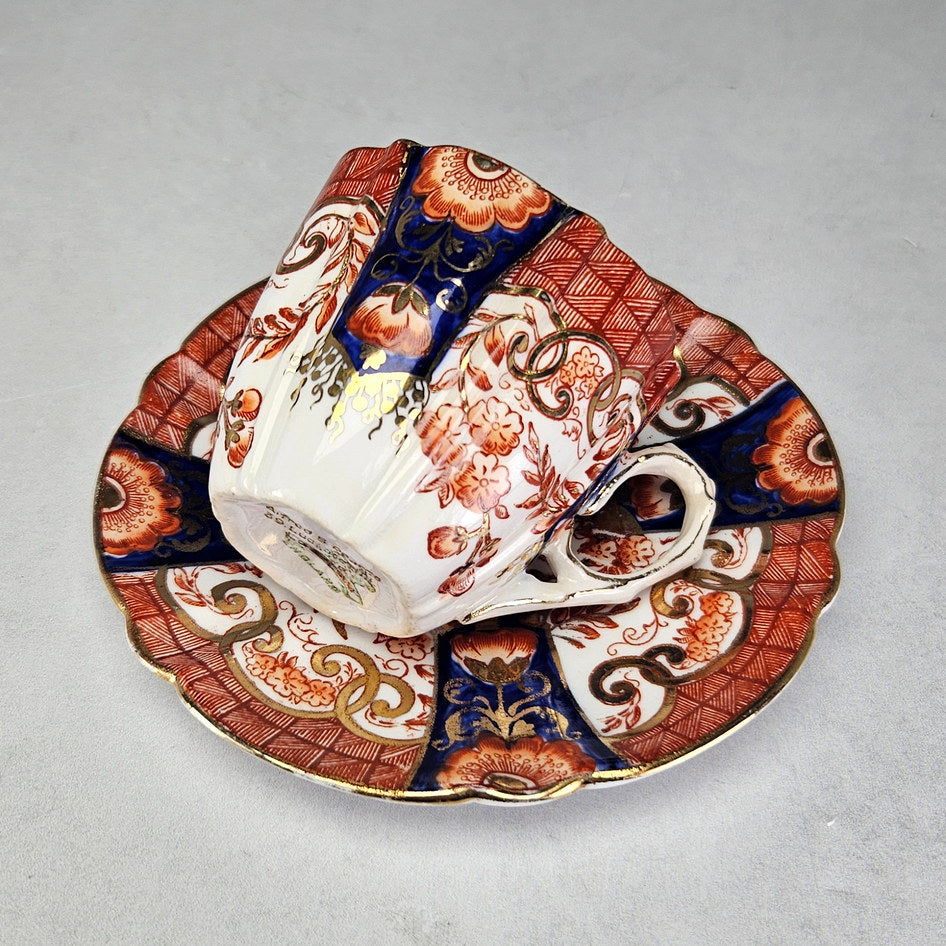 Pearce Imari-style saucer with floral panels and gilt accents