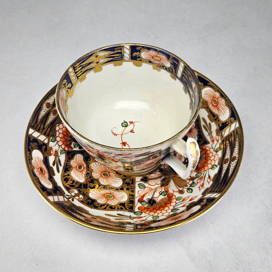 Derby Imari porcelain with angular handle and floral pattern