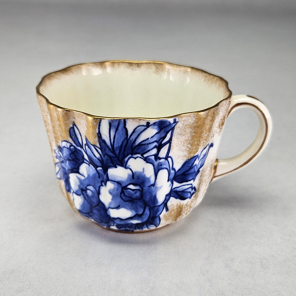 Royal Doulton C1800 teacup with blue flowers and mottled gilding