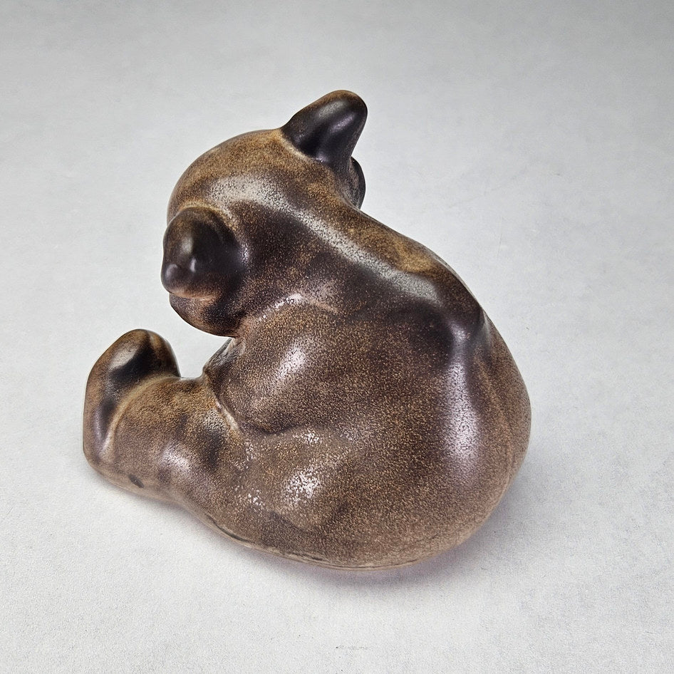 Brown Arabia Finland seated bear ceramic figurine, photograph 4 of this collectible ceramic piece