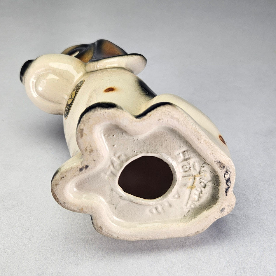 Jema Holland 924 ceramic Basset Hound figurine, photograph 6 of this collectible ceramic piece