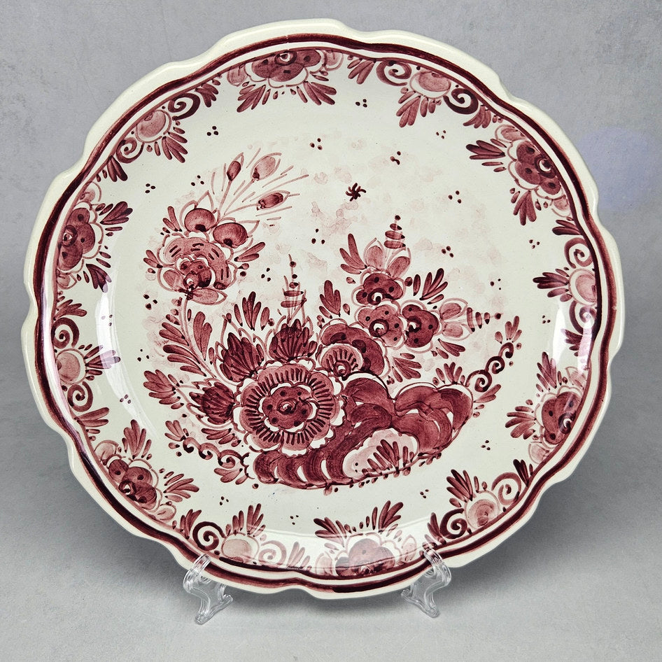 M. de Wit wall plate showing burgundy bouquet and floral border