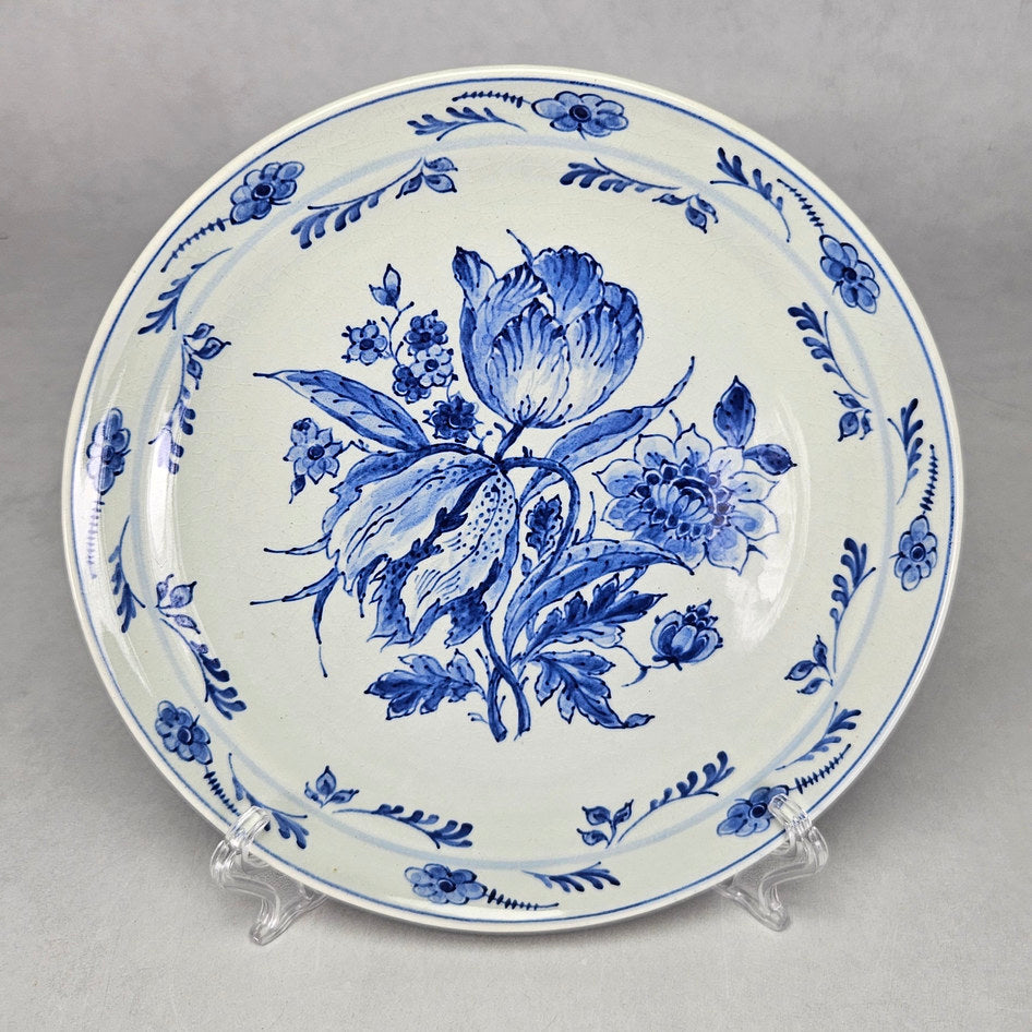 Royal Delft floral wall plate showing blue bouquet and border