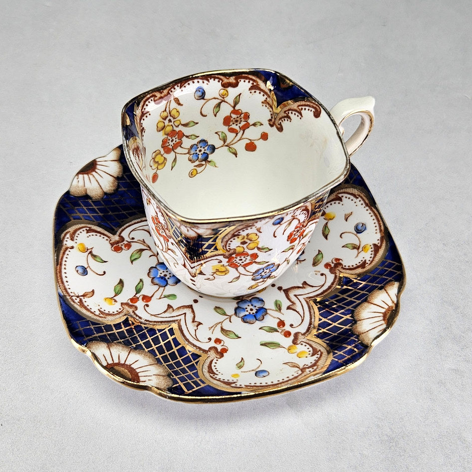Flosmaron cup and saucer with gilt lattice panels
