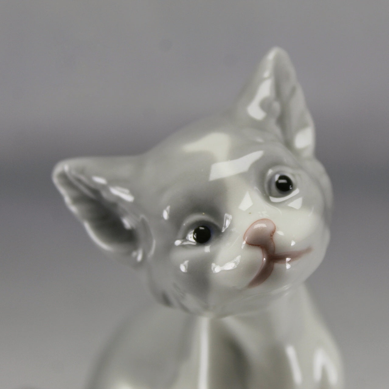Lladró Grey and White Inquisitive Seated Cat Porcelain Figurine
