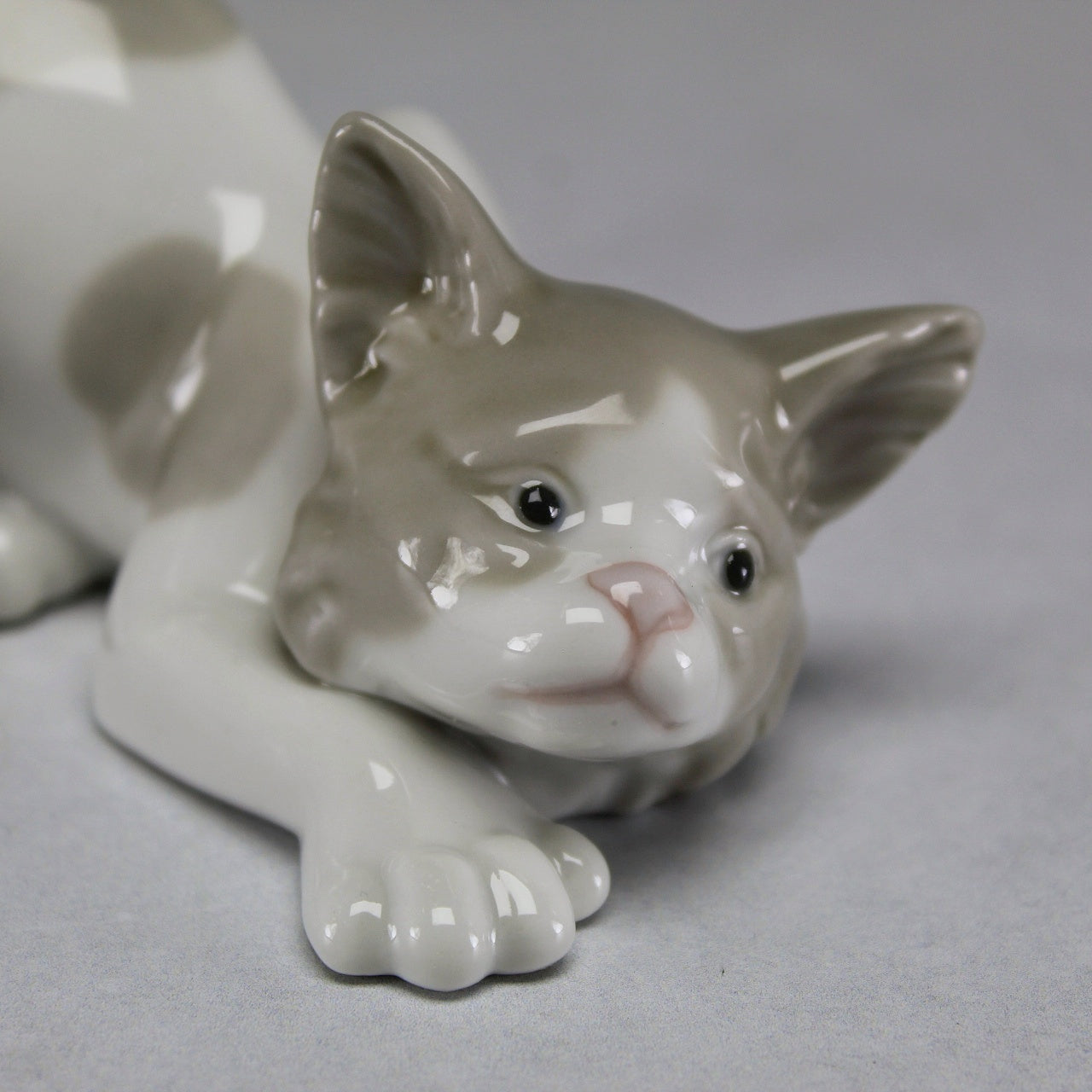 Lladró Sandy and White Crouching Cat Tail Up Porcelain Figurine
