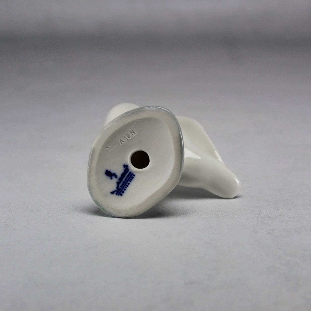 Lladró White Porcelain Goose Preening Artist-Signed Figurine