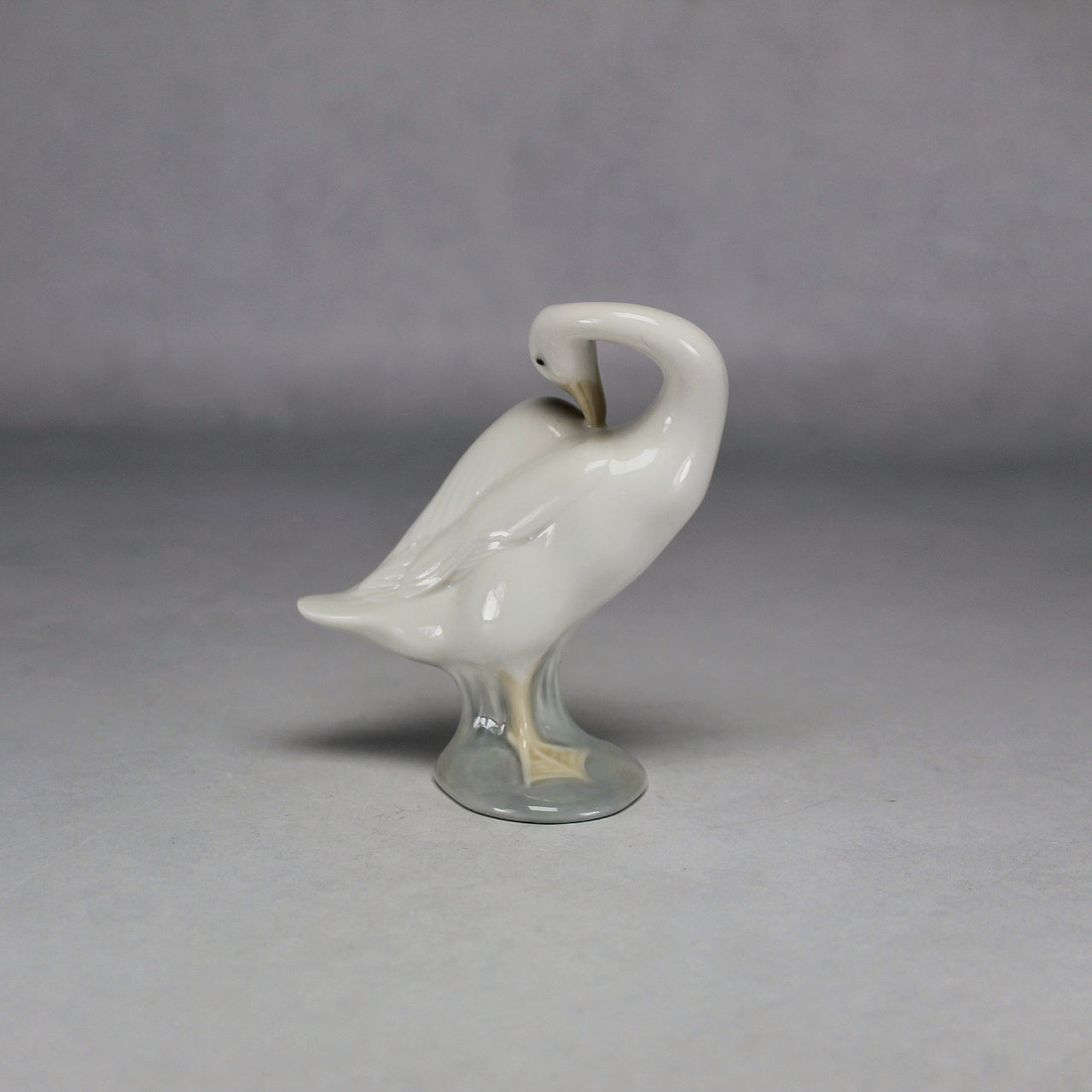 Lladró White Porcelain Goose Preening Artist-Signed Figurine