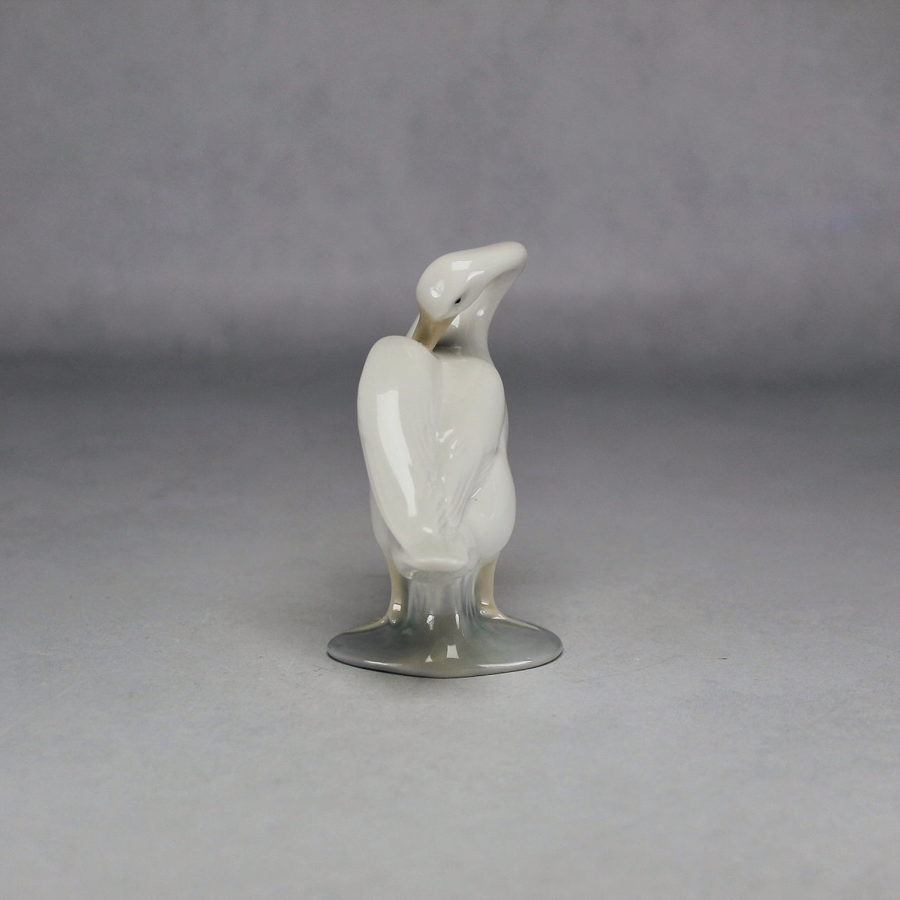 Lladró White Porcelain Goose Preening Artist-Signed Figurine