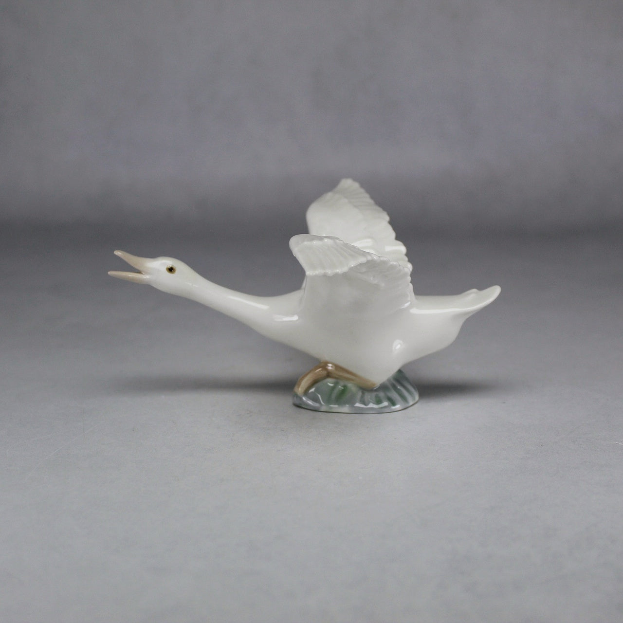 Lladró White Porcelain Goose Taking Flight Artist-Signed Figurine