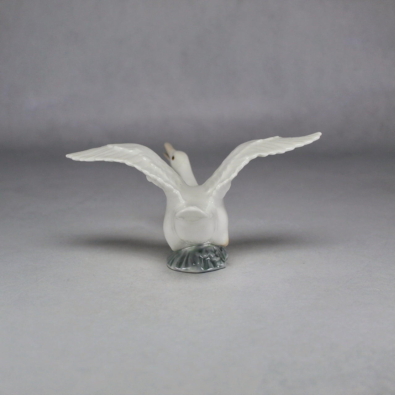 Lladró White Porcelain Goose Taking Flight Artist-Signed Figurine