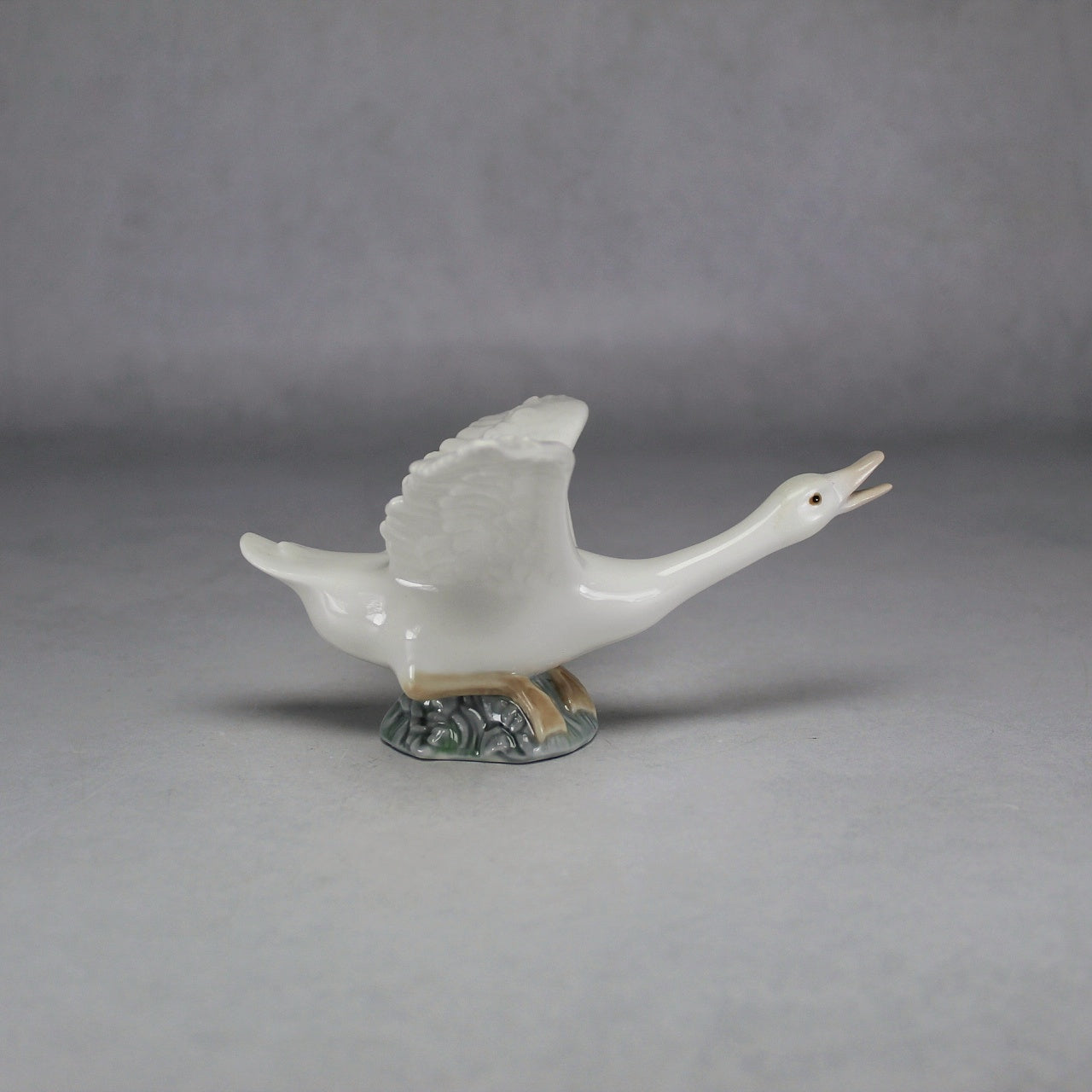Lladró White Porcelain Goose Taking Flight Artist-Signed Figurine