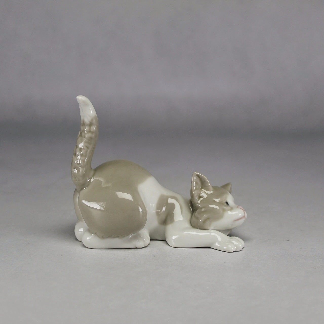 Lladró Sandy and White Crouching Cat Tail Up Porcelain Figurine