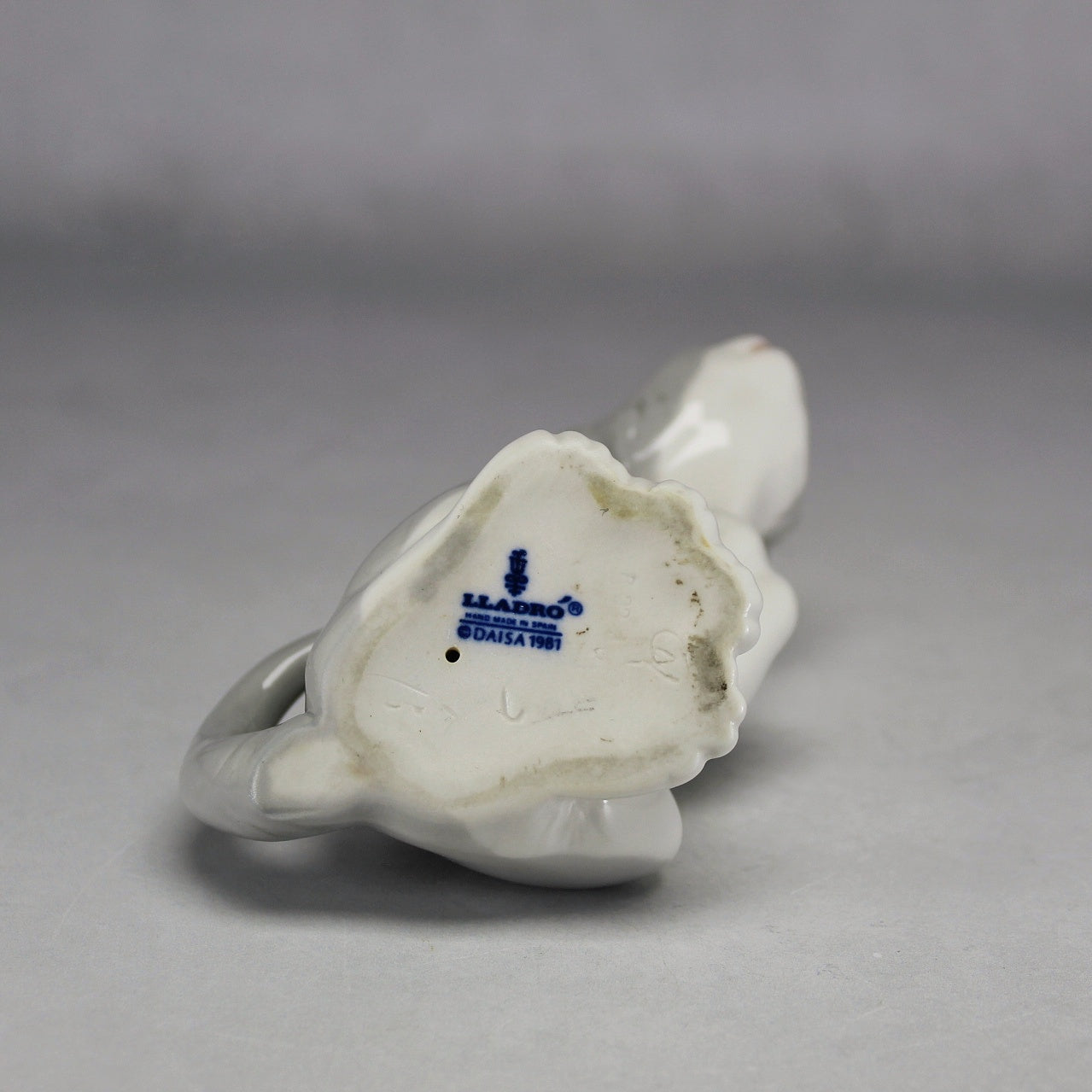 Lladró Grey and White Inquisitive Seated Cat Porcelain Figurine