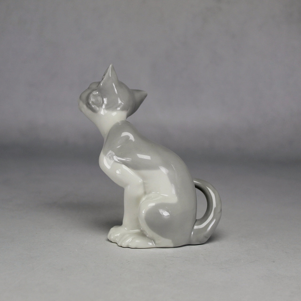 Lladró Grey and White Inquisitive Seated Cat Porcelain Figurine