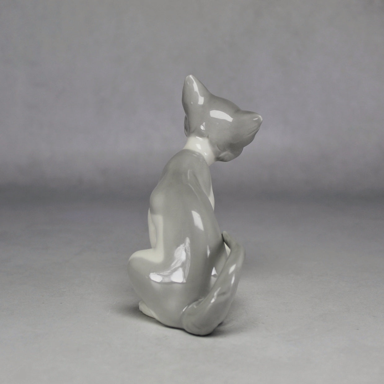 Lladró Grey and White Inquisitive Seated Cat Porcelain Figurine
