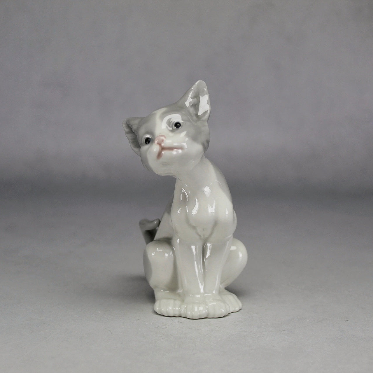 Lladró Grey and White Inquisitive Seated Cat Porcelain Figurine