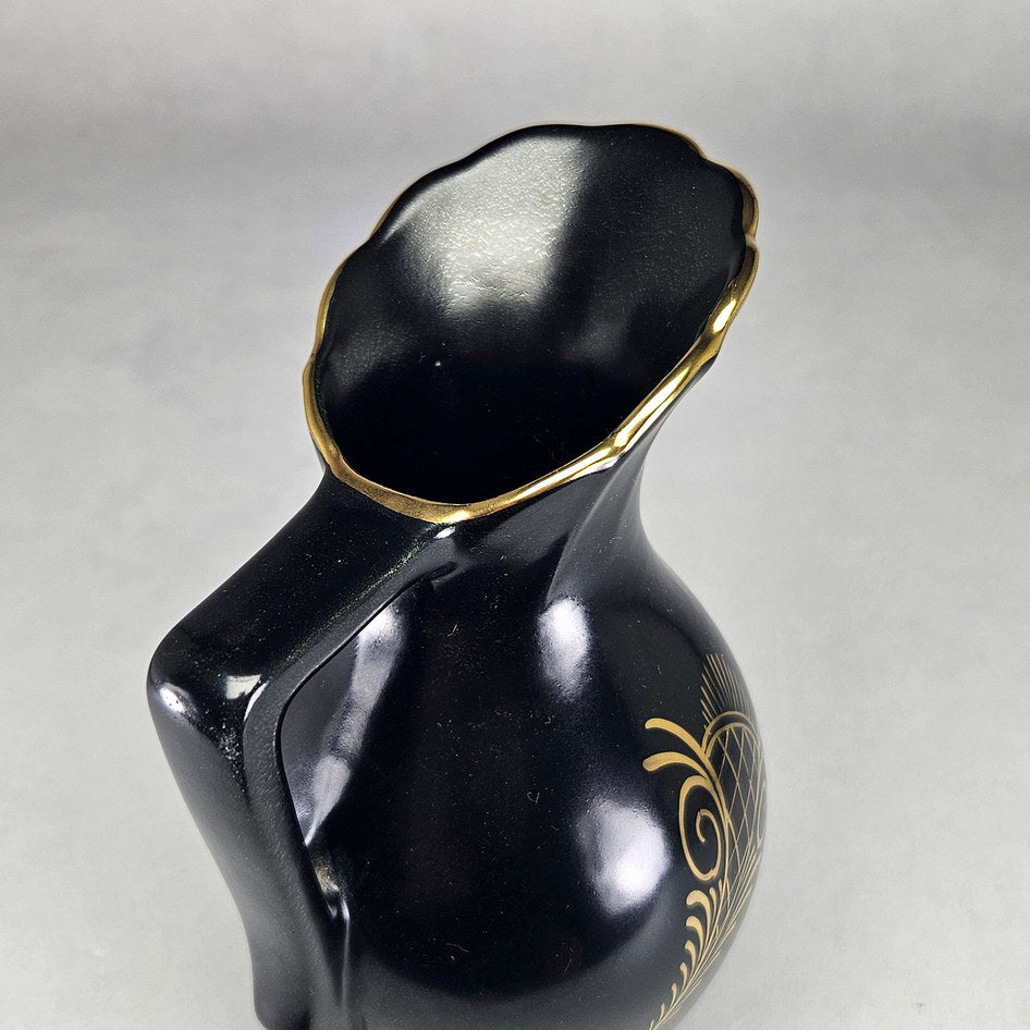 Flora Gouda Ora jug close-up of scalloped gilt pouring lip