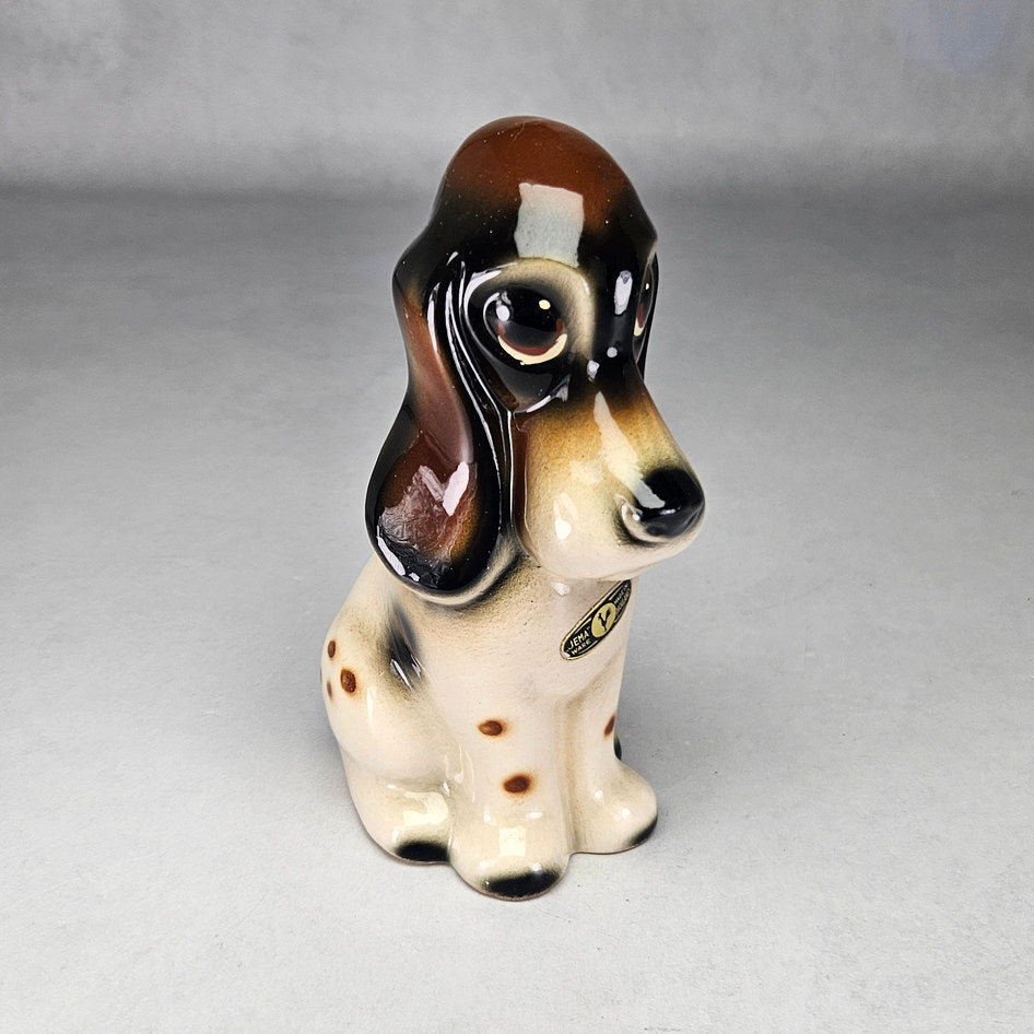 Jema Holland 924 ceramic Basset Hound figurine, photograph 1 of this collectible ceramic piece