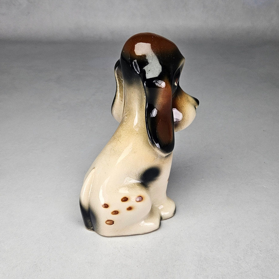 Jema Holland 924 ceramic Basset Hound figurine, photograph 3 of this collectible ceramic piece