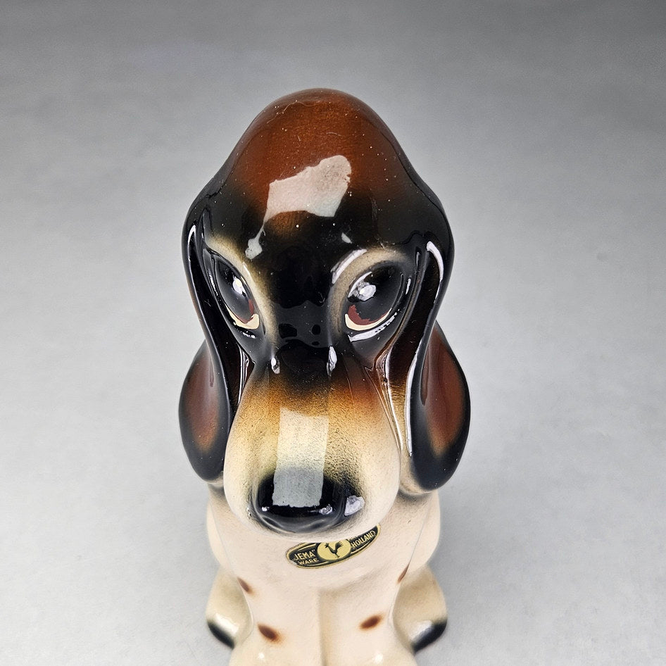 Jema Holland 924 ceramic Basset Hound figurine, photograph 4 of this collectible ceramic piece