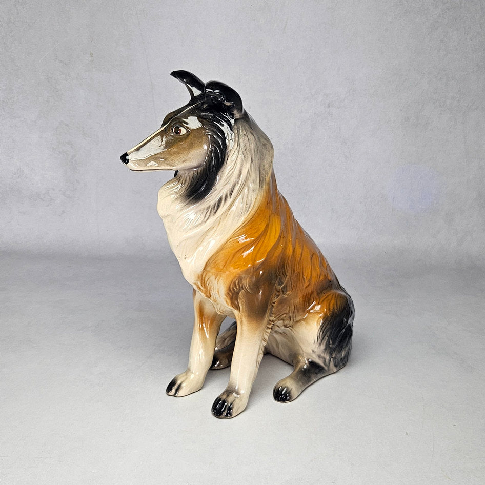Large Jema Holland seated Rough Collie ceramic figurine, photograph 2 of this collectible ceramic piece