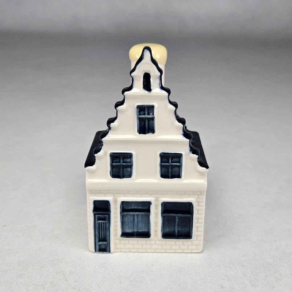 KLM Delft Blue Miniature House 73 De Posthoorn, product view 1