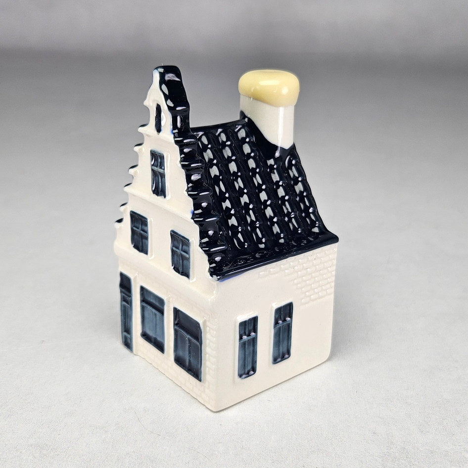 KLM Delft Blue Miniature House 73 De Posthoorn, product view 2