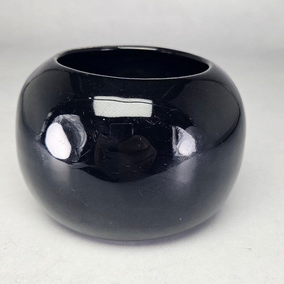 Lucia Ware glossy black rounded ceramic posy vase model 2205