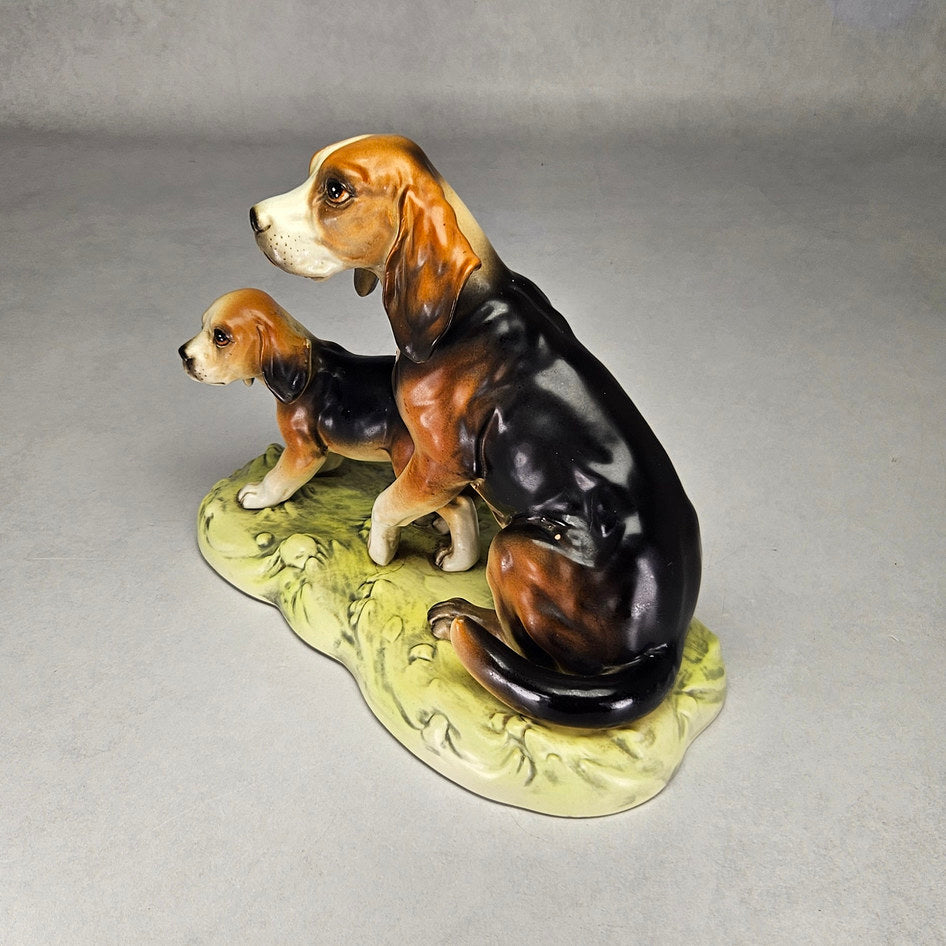 Norleans Japan ceramic hound and puppy figurine group, photograph 4 of this collectible ceramic piece