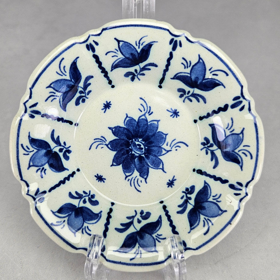 RAM Arnhem floral dish showing central flower and scalloped border