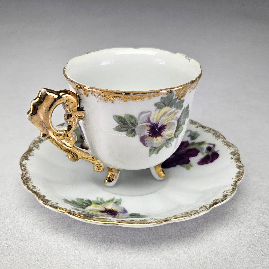Three-footed pansy porcelain cup with pierced gilt handle