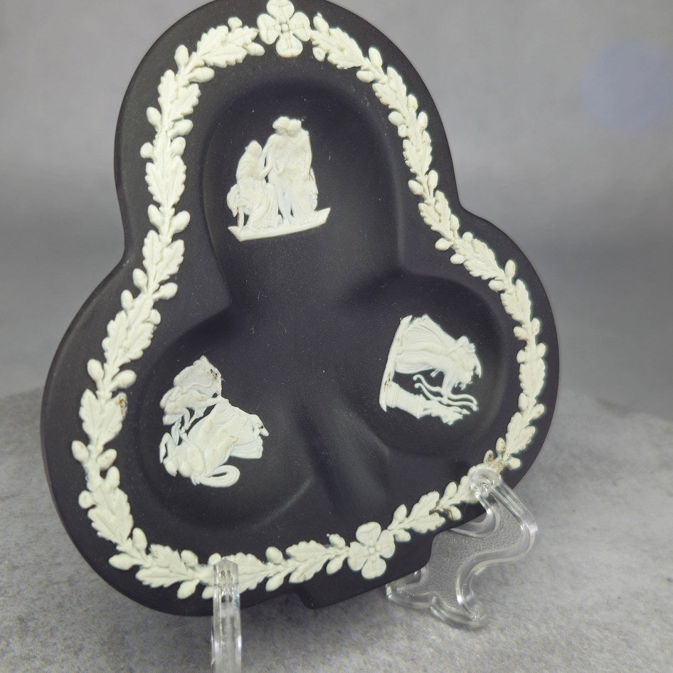 Wedgwood Black Jasperware Club-Shaped Neoclassical Relief Dish