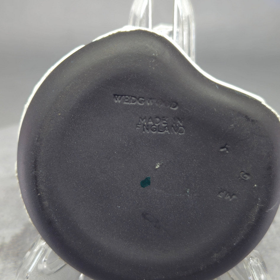 Wedgwood Black Jasperware Kidney-Shaped Lidded Trinket Dish with Cupid as the Oracle Relief